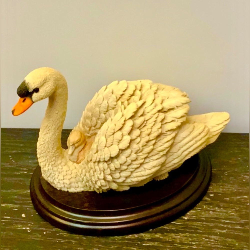 Vintage Country Artists Swan and Baby Cygnet Collector Statue Figurine w Stand - Picture 1 of 7